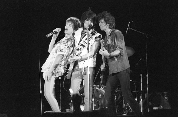ARCHIV - 29.06.1982, Hessen, Frankfurt: Mick Jagger (l-r), Ron Wood und Keith Richards während des Konzertes der Rolling Stones in der Festhalle. Mick Jagger, Frontman der Rolling Stones, feiert am 26 ...