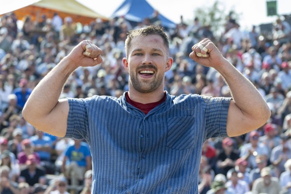 Fabian Staudenmann feiert seinen Festsieg nach dem Schlussgang gegen Lars Zaugg beim traditionellen Rigi Schwing- und Aelplerfest vom Sonntag, 19. Juli 2026 auf der Rigi. (KEYSTONE/Urs Flueeler)