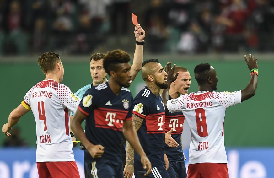 epa06289326 Referee Felix Zwayer shows the red card to Leipzig&#039;s Naby Keita (R) during the German DFB Cup soccer 2nd round match between RB Leipzig and FC Bayern Munich in Leipizg, Germany, 25 Oc ...