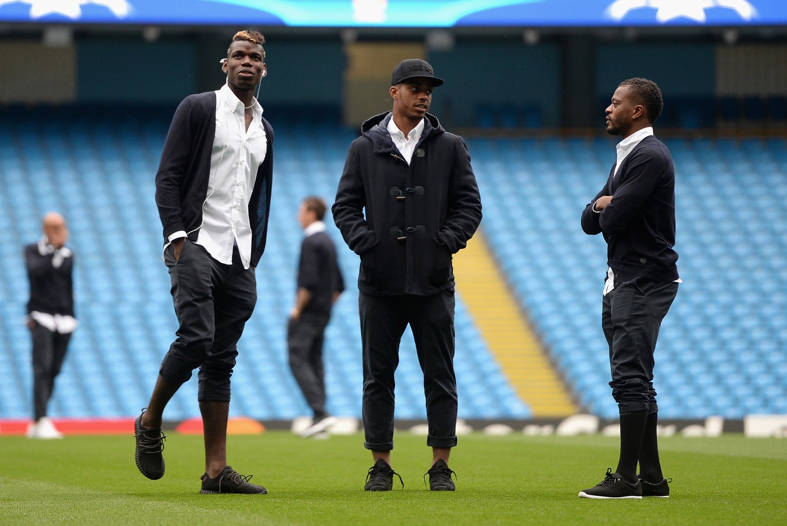 Die Franzosen-Fraktion von Juve um Pogba, Lemina und Evra schaut sich das Etihad-Stadium an: Kann sich die alte Dame ausgerechnet beim Premier-League-Dominator für den schwachen Saisonstart rehabiliti ...