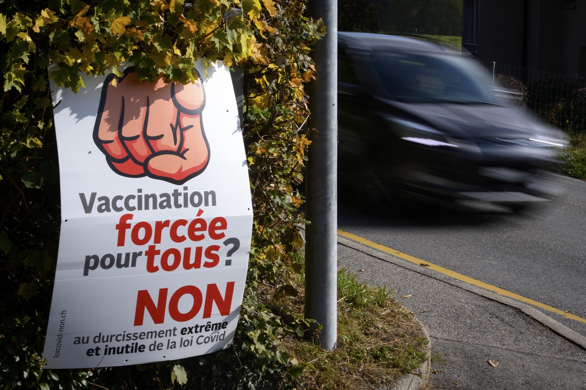 Une affiche "vaccination forcee pour tous ? Non au durcissement extreme et inutile de la loi Covid" incitant a voter non a la modification de la loi COVID-19 est photographiee ce mercredi 27 ...