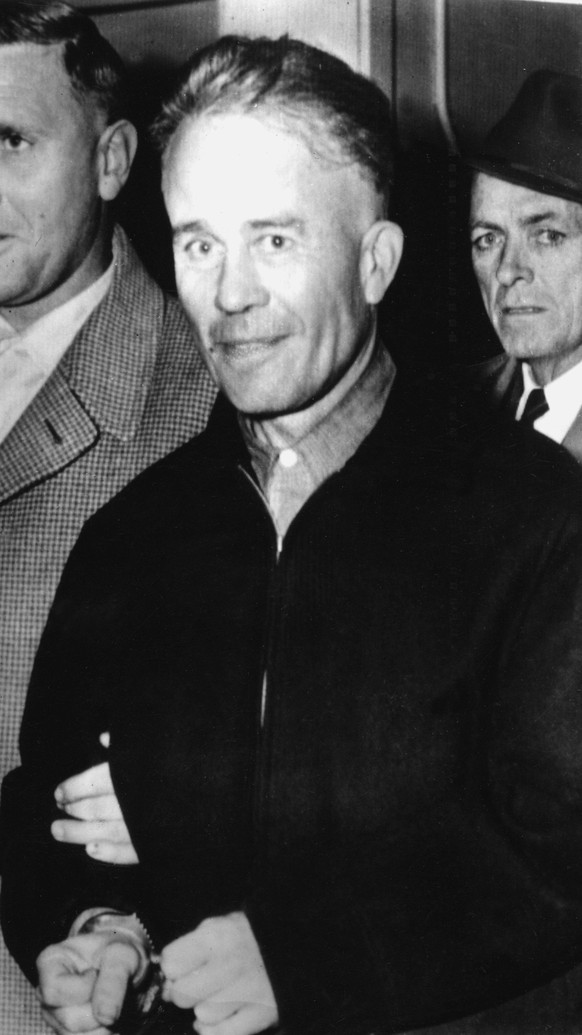 Bildnummer: 60248667 Datum: 21.11.1957 Copyright: imago/United Archives International
Edward Gein (centre) - Ed Gein - a 51 year old batchelor farmer who has admitted to the killing of 2 women near hi ...