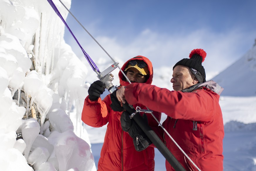 Der Glaziologe Felix Keller, rechts, arbeitet an einer Eisstupa mit Yasin Ahmad von der Universitaet Ladakh, aufgenommen am Donnerstag, 11. November 2021, in Pontresina. Ein Team um den Glaziologen Fe ...