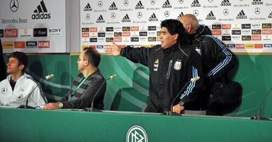 Diego Maradona kann es nicht fassen, dass er zusammen mit diesem Bubi eine Pressekonferenz geben soll.