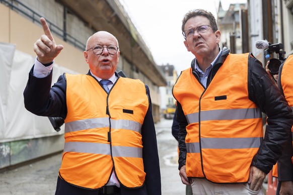 Vincent Ducrot, gauche, CEO des CFF et Albert Roesti, droite, conseiller federal, photographies lors d&#039;une visite du chantier de la gare CFF de Lausanne par le conseiller federal Albert Roesti ce ...