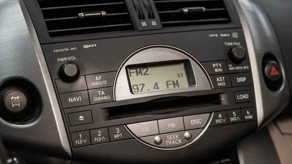 Auch für die älteren UKW-Modelle in Autos gibt es eine Lösung für die Umstellung auf DAB+.