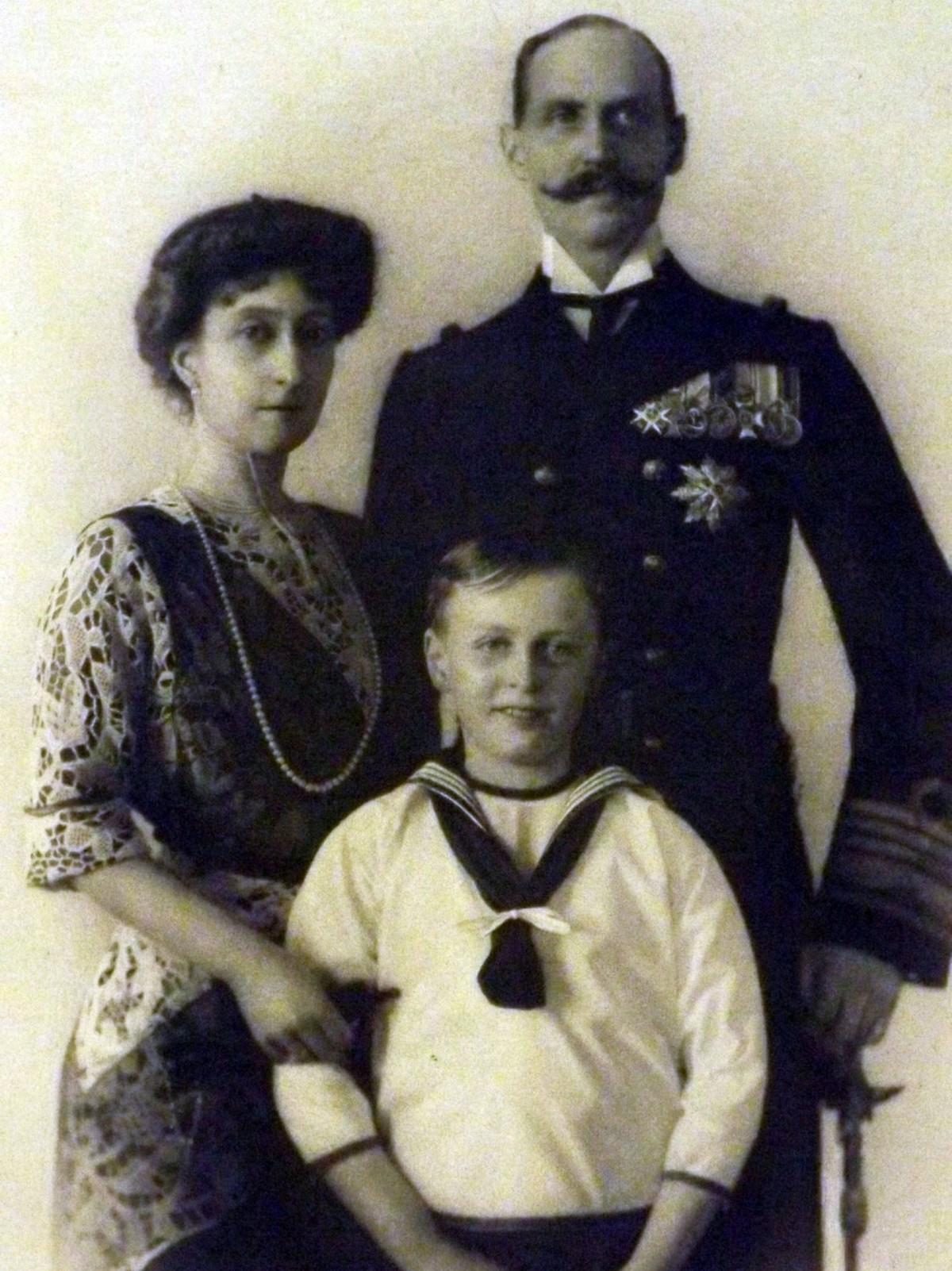 King Haakon and Queen Maud of Norway with their son Olav later King Olav 1913 WHA PUBLICATIONxINxGERxSUIxAUTxONLY !ACHTUNG AUFNAHMEDATUM GESCHÄTZT! Copyright: WHA UnitedArchivesWHA_059_0813

King Haak ...