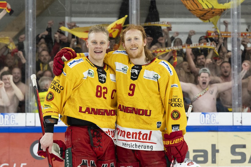 Langnaus Harri Pesonen, links, und Langnaus Cody Eakin, rechts, jubeln nach dem Sieg zum 5-4 beim sechsten Eishockey Playout Spiel der National League zwischen dem HC Ajoie und den SCL Tigers in der R ...