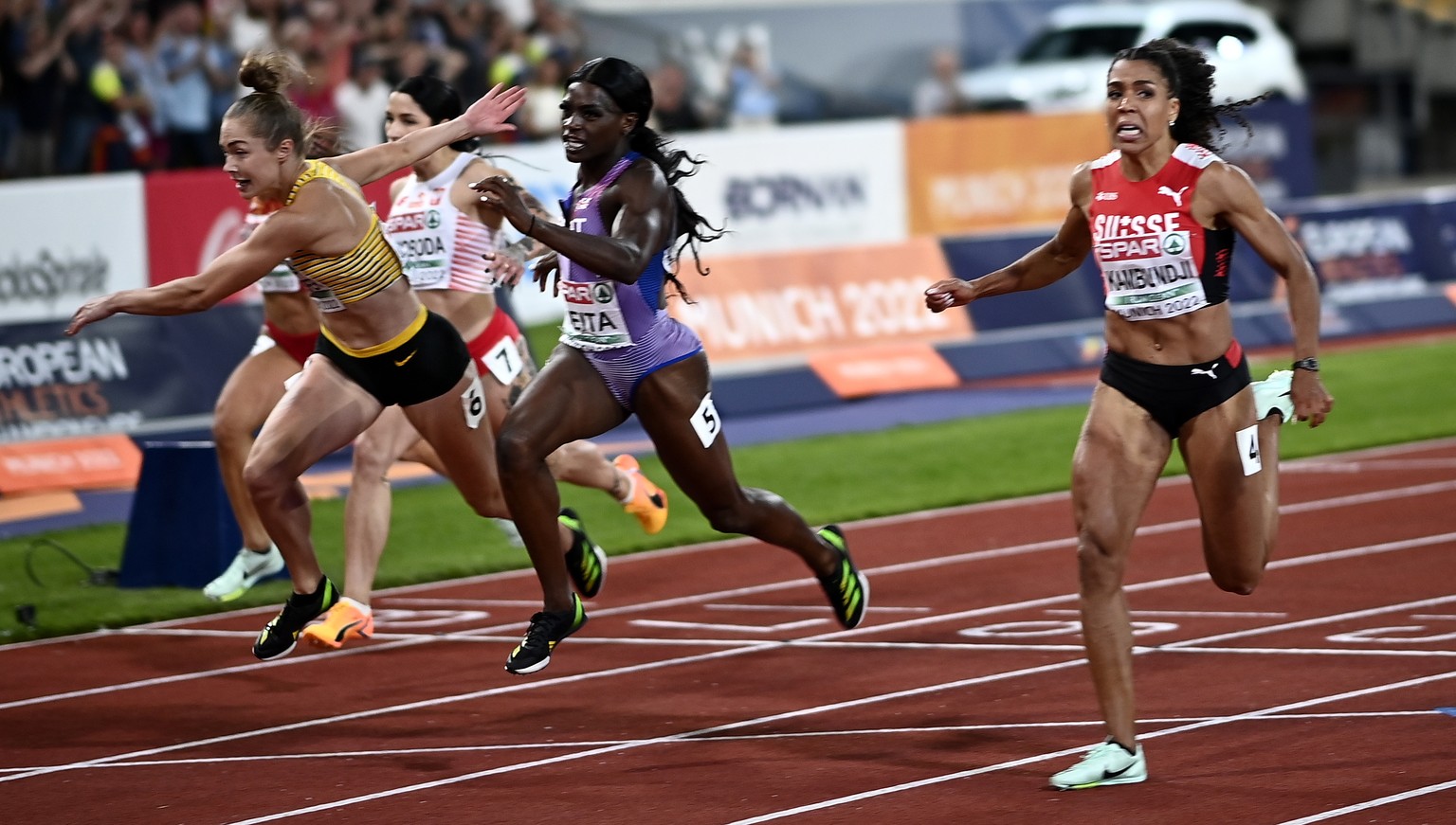 epa10124890 Gina Lueckenkemper (L) of Germany wins the women&#039;s 100m final during the Athletics events at the European Championships Munich 2022, Munich, Germany, 16 August 2022. The championships ...