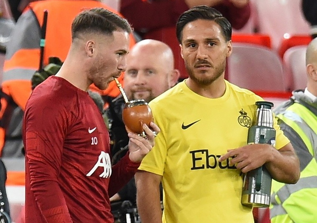 epa10902254 Liverpool's Alexis Mac Allister (L) of and Kevin Mac Allister (R) of Union SG chat before the UEFA Europa League Group E match between Liverpool and Union SG in Liverpool, Britain, 05 ...