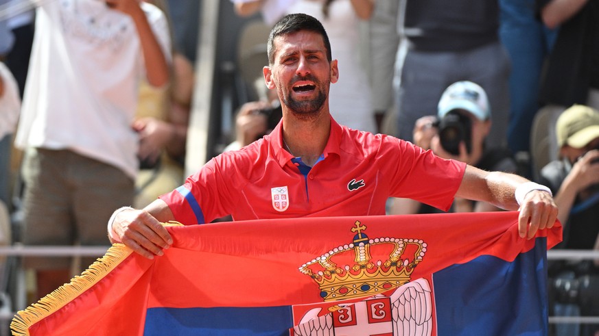 epa11525324 Novak Djokovic of Serbia celebrates winning the Men Singles gold medal match against Carlos Alcaraz of Spain, of the Tennis competitions in the Paris 2024 Olympic Games, at the Roland Garr ...