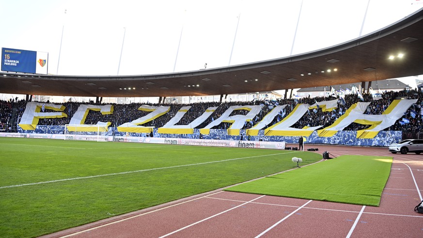 Die Suedkurve beim Fussball Meisterschaftsspiel der Super League FC Zuerich gegen den FC Basel im Stadion Letzigrund in Zuerich am Sonntag, 27. Februar 2022. (KEYSTONE/Walter Bieri)