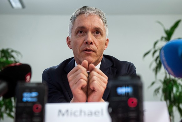 ARCHIV --- Bundesanwalt Michael Lauber spricht zu Medienvertretern waehrend einer Pressekonferenz in Lugano TI am Dienstag, 3. November 2015. Die Strafanzeige des angeklagten Financiers Dieter Behring ...