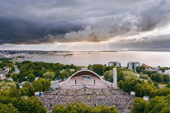 58’000 Menschen schauen und hören in Tallinn zu, wie 32’000 andere singen und tanzen.