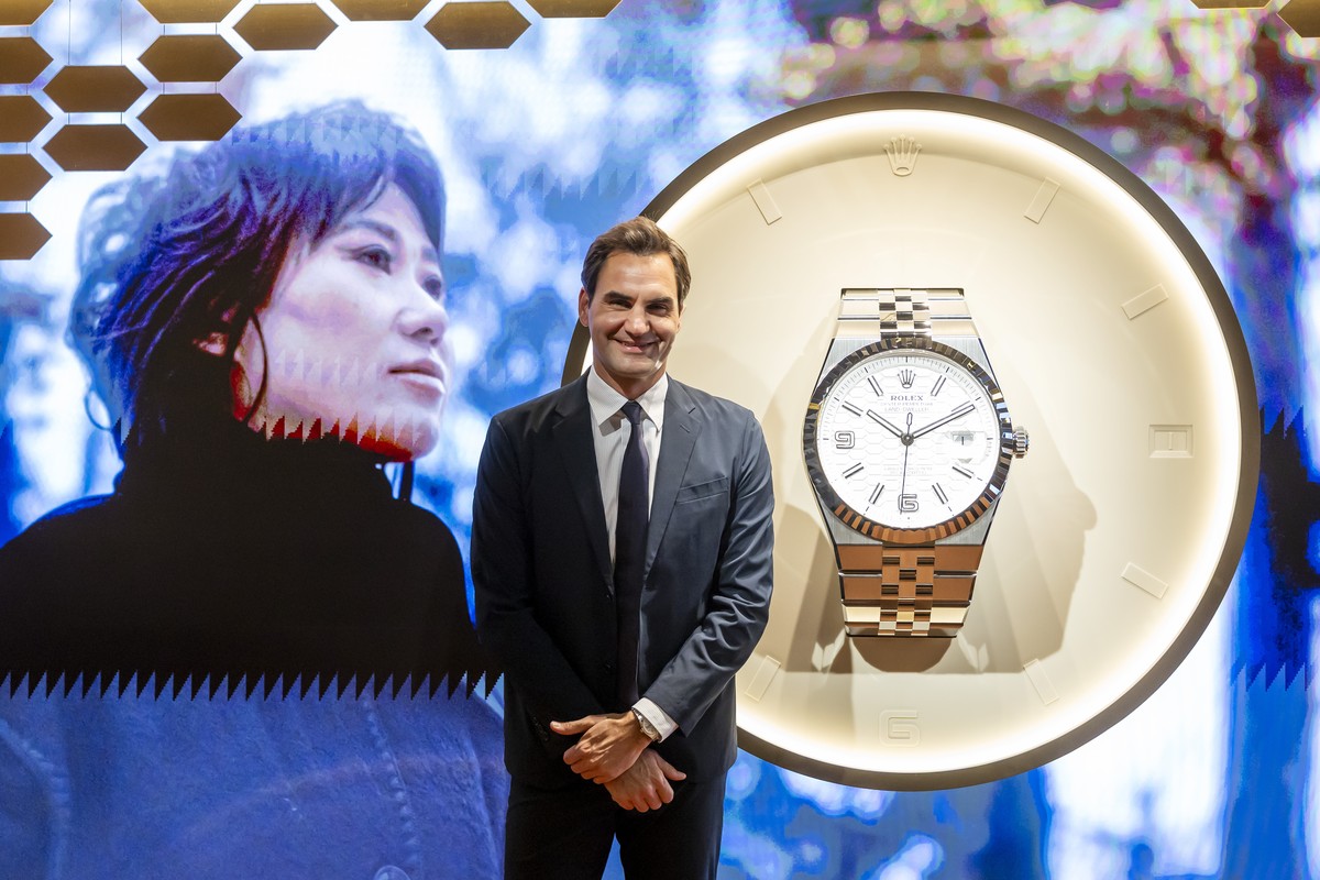 epa12003270 Swiss former tennis player Roger Federer poses for photographers at the Swiss watch manufacturer Rolex stand during the opening day of the 'Watches and Wonders Geneva' luxury wat ...