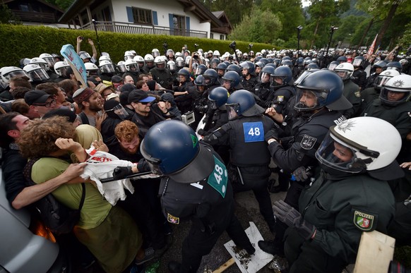 G7-Protestler und Polizisten geraten aneinander.