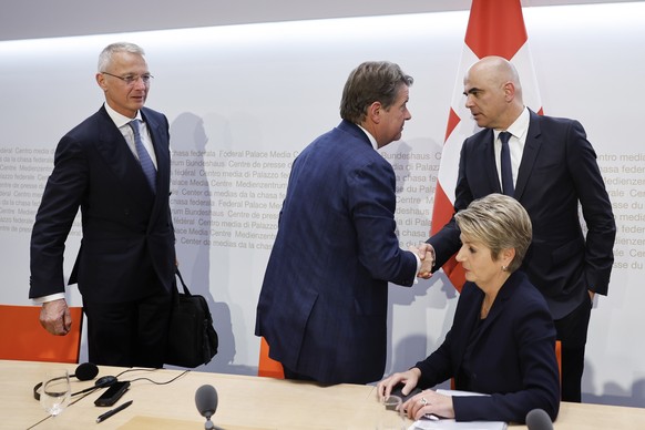 epa10532803 (L-R) Axel Lehmann, Chairman Credit Suisse, Colm Kelleher, Chairman UBS, Swiss Federal President Alain Berset and Swiss Finance Minister Karin Keller-Sutter, at the end of a press conferen ...