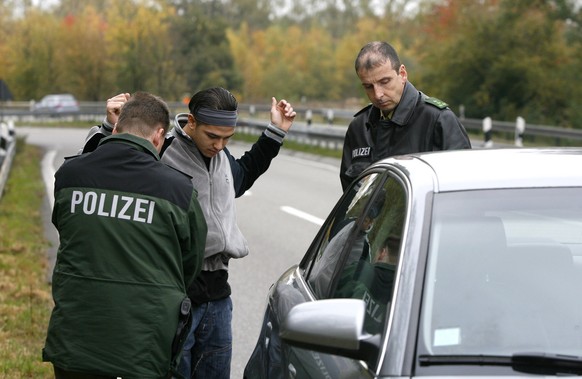 Deutsche Polizisten bei einer Kontrolle (Symbolbild).