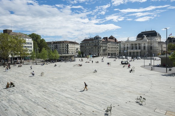 Passanten auf dem Sechselaeutenplatz vor der Medienorientierung des Initiativkomitees &quot;300 Tage freier Sechselaeutenplatz&quot; auf dem Sechselaeutenplatz vor der Oper in Zuerich, am Montag, 24.  ...