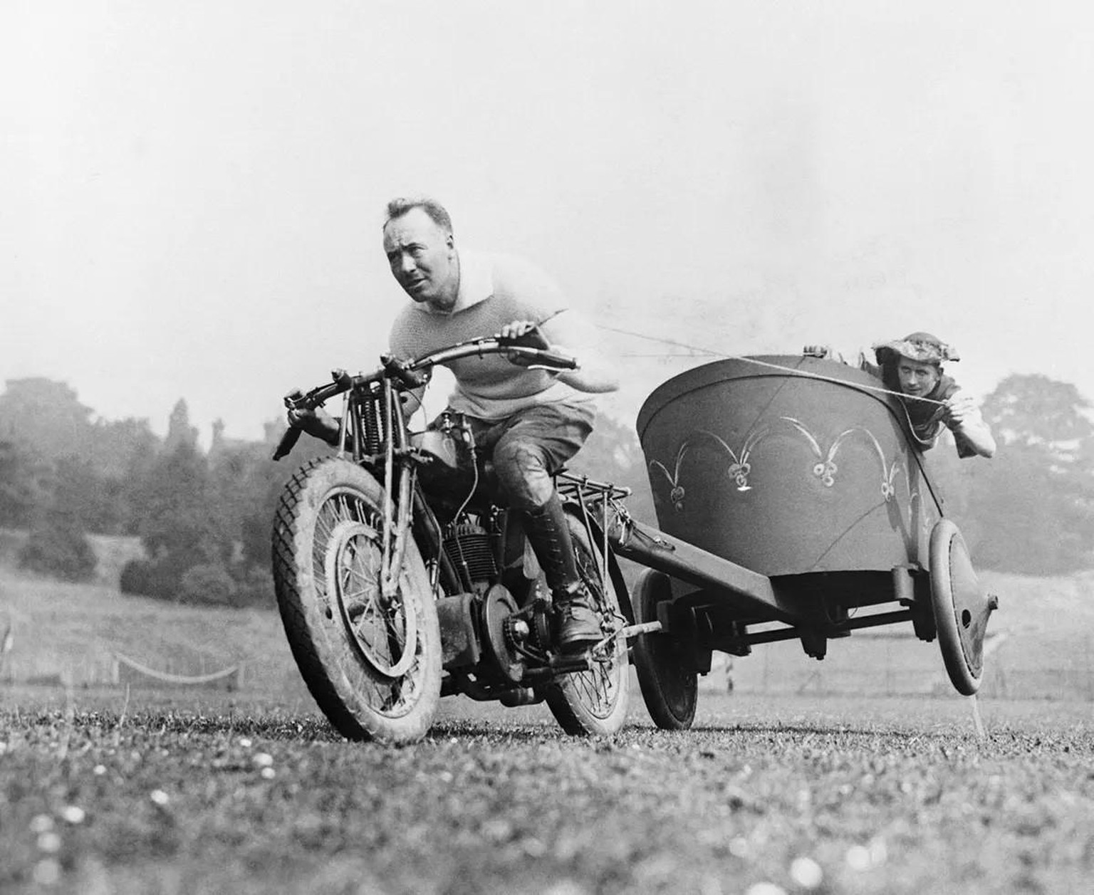 Ein frühes Exemplar eines Wagen-Motorrads in England, 1925.