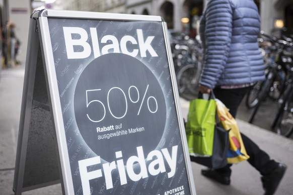 Ein Schild vor einer Apotheke macht auf Rabatte zum Anlass des Black Friday aufmerksam, am Freitag, 24. November 2017 in Bern. Black Friday wird in den USA der Freitag nach Thanksgiving genannt, an de ...