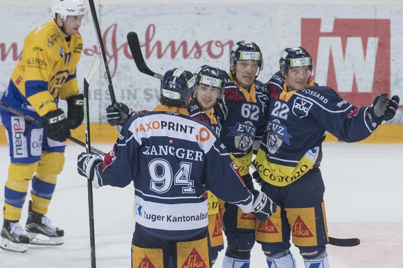 Die Zuger feiern das 3:2 beim fuenften Eishockey Playoff Halbfinalspiel der National League A zwischen dem EV Zug und dem HC Davos am Donnerstag, 30. Maerz 2017, in Zug. (KEYSTONE/Urs Flueeler)