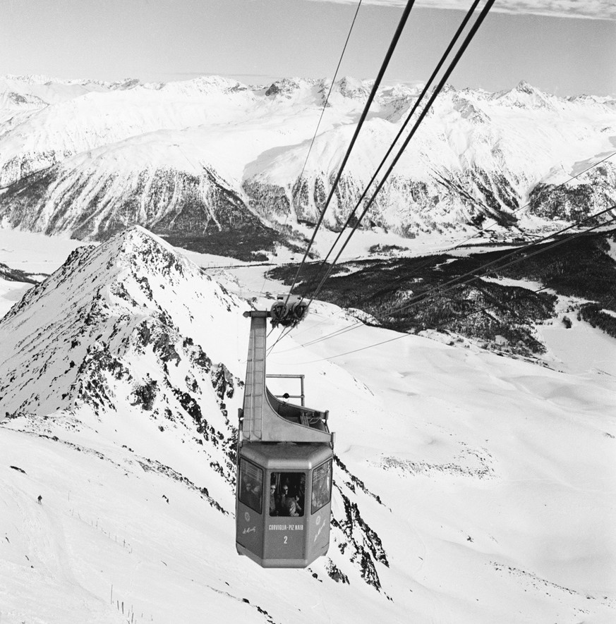 Die Seilbahn auf die Corviglia oberhalb von St. Moritz im Oberengadin, undatierte Aufnahme aus den Fuenfziger Jahren. (KEYSTONE/PHOTOPRESS-ARCHIV/Str)