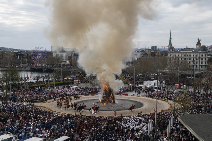 The head of the &quot;Boeoegg&quot; burns on the Sechselaeuten place in Zurich, Switzerland, pictured on April 8, 2019. The Sechselaeuten (ringing of the six o&#039;clock bells) is a traditional end o ...