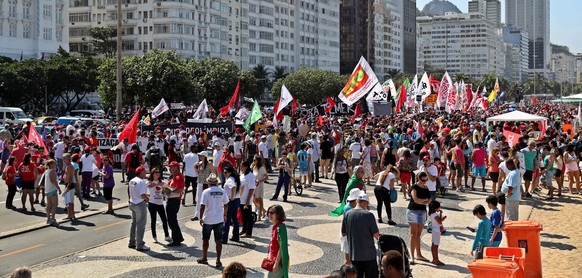 epa05456664 Hundreds of people protest against the Olympic event and the interim Government of Michel Temer, on the day of the inauguration at Maracana stadium of the Rio 2016 Olympic Games, Rio de Ja ...