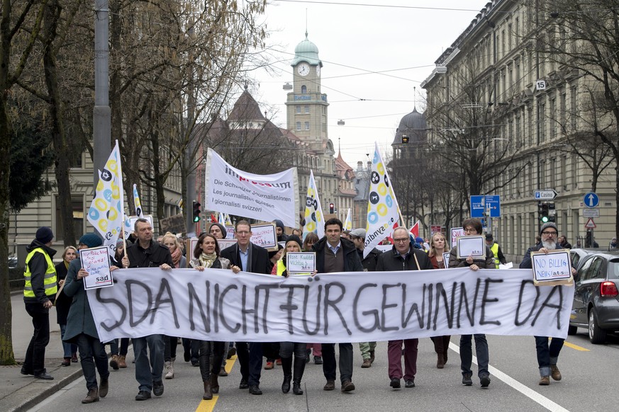 Politiker und Journalisten demonstrieren gegen den geplanten Abbau bei der SDA.
