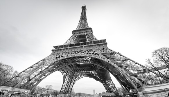 Einsam reckt sich der Eiffelturm.