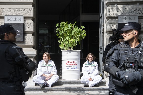 Klimaprotest vor dem Hauptsitz der Credit Suisse in Zürich.
