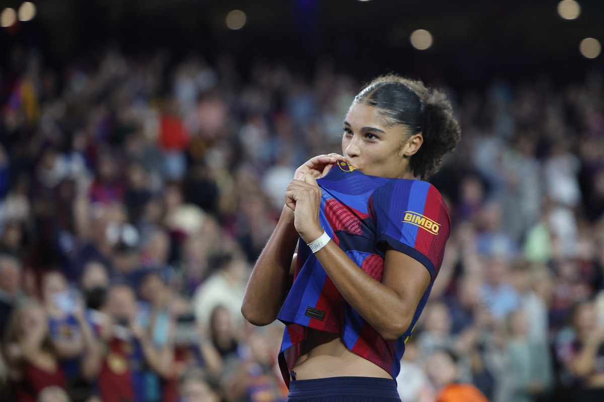 epa13281726 FC Barcelona's Sydney Schertenleib (C) celebrates after scoring the 7-0 goal during the Liga F women's league soccer match between FC Barcelona vs Real Madrid in Barcelona, Spain ...