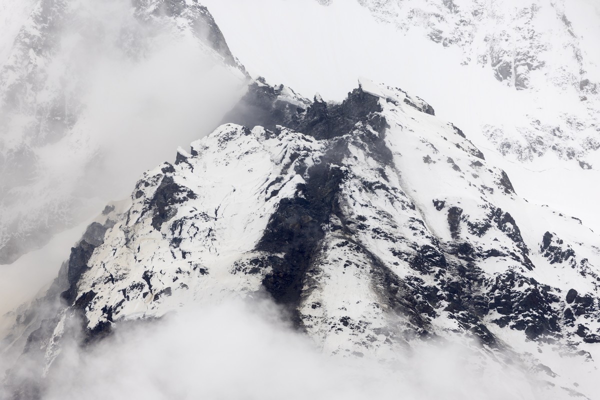 Die Abbruchstelle eines Felssturzes beim Nesthorn, an einer Flanke des Berges Bietschhorn im Loetschental, hinten, am Dienstag, 20. Mai 2025, aufgenommen auf einer Alp ueber der Ortschaft Wiler. Das D ...