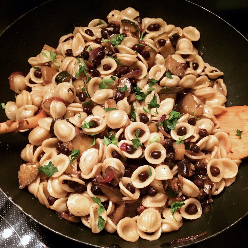 Orechiette con melanzane e ceci neri pasta schwarze kichererbsen aubergine essen food vegetarisch gennaro contaldo jamie oliver baroni kochen