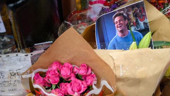 epa10950228 A makeshift memorial for US actor Matthew Perry outside the building shown in exterior shots of the television show &#039;Friends&#039;, in New York, USA, 30 October 2023 (Issued on 31 Oct ...