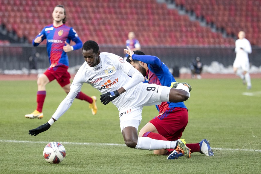 Zuerichs Assan Ceesay , links, im Spiel gegen Basels Eray Coemert, rechts, im Super League Spiel zwischen dem FC Zuerich und dem FC Basel 1893 am Sonntag, 14. Februar 2021, im Stadion Letzigrund in Zu ...