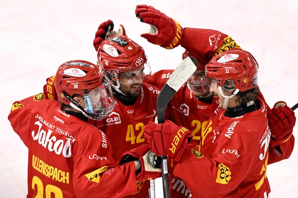 Tigers Dario Allenspach, Phil Baltisberger, Andre Petersson, Hannes Bjoerninen, von links, jubeln beim 4:2 beim Eishockey-Qualifikationsspiel der National League, zwischen den SCL Tigers und EV Zug, a ...