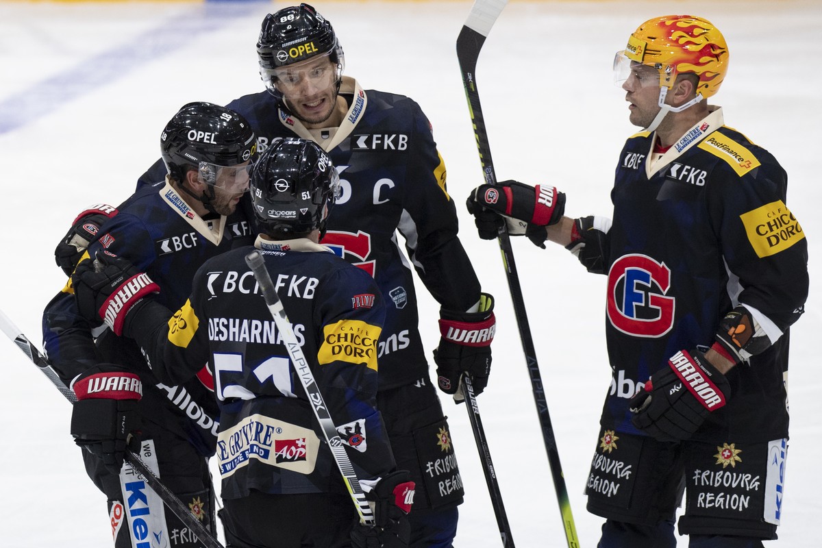 Fribourgs Ryan Gunderson, David Desharnais, Julien Sprunger, Postfinance Topscorer Viktor Stalberg, von links, jubeln waehrend dem Meisterschaftsspiel der National League zwischen dem HC Fribourg-Gott ...