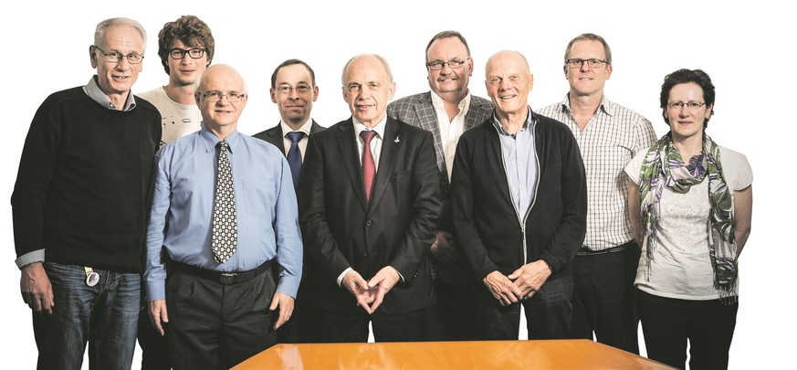 Bundesrat Ueli Maurer mit den acht Leserinnen und Lesern der «Schweiz am Sonntag».