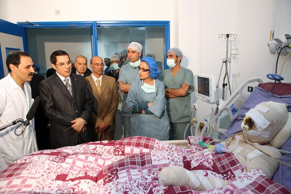 Damals:&nbsp;Diktator Ben Ali am Krankenbett des Gemüsehändlers Mohammed Bouazizi, der sich aus Verzweifelung angezündet hatte. Die Tat gilt als Auslöser der arabischen Aufstände.