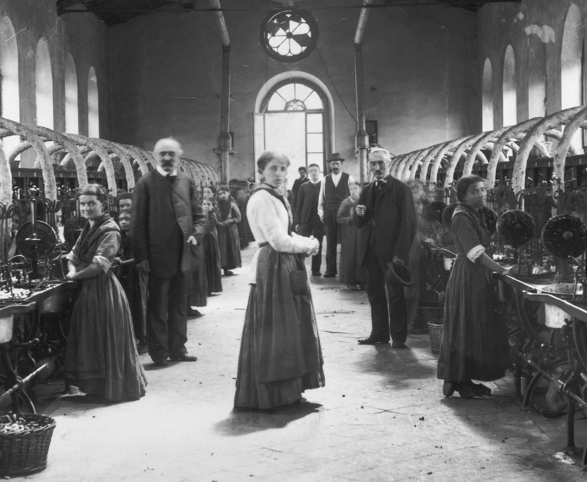 Kinder bei der Arbeit in einer Seidenzwirnerei. Foto von Rudolf Zinggeler-Danioth, um 1890–1936.