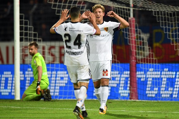 Basel&#039;s player Mohamed Elyounoussi, left, and Basel&#039;s player Alexander Fransson celebrate the 0-4 goal, during the Super League soccer match FC Lugano against FC Basel, at the Cornaredo stad ...