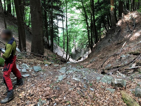 Ein 20-jähriger Mann ist am 16. Juni 2021 in einem Wald oberhalb von Chur in ein steil abfallendes Tobel gestürzt. Er hat sich dabei mehrere Knochen gebrochen. Der Verletzte wurde von der Rega ins Spi ...
