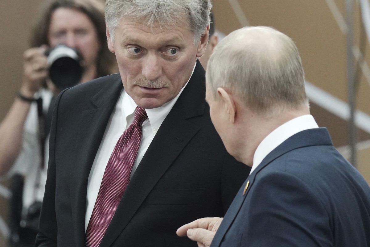 Peskov avec Poutine (de dos).