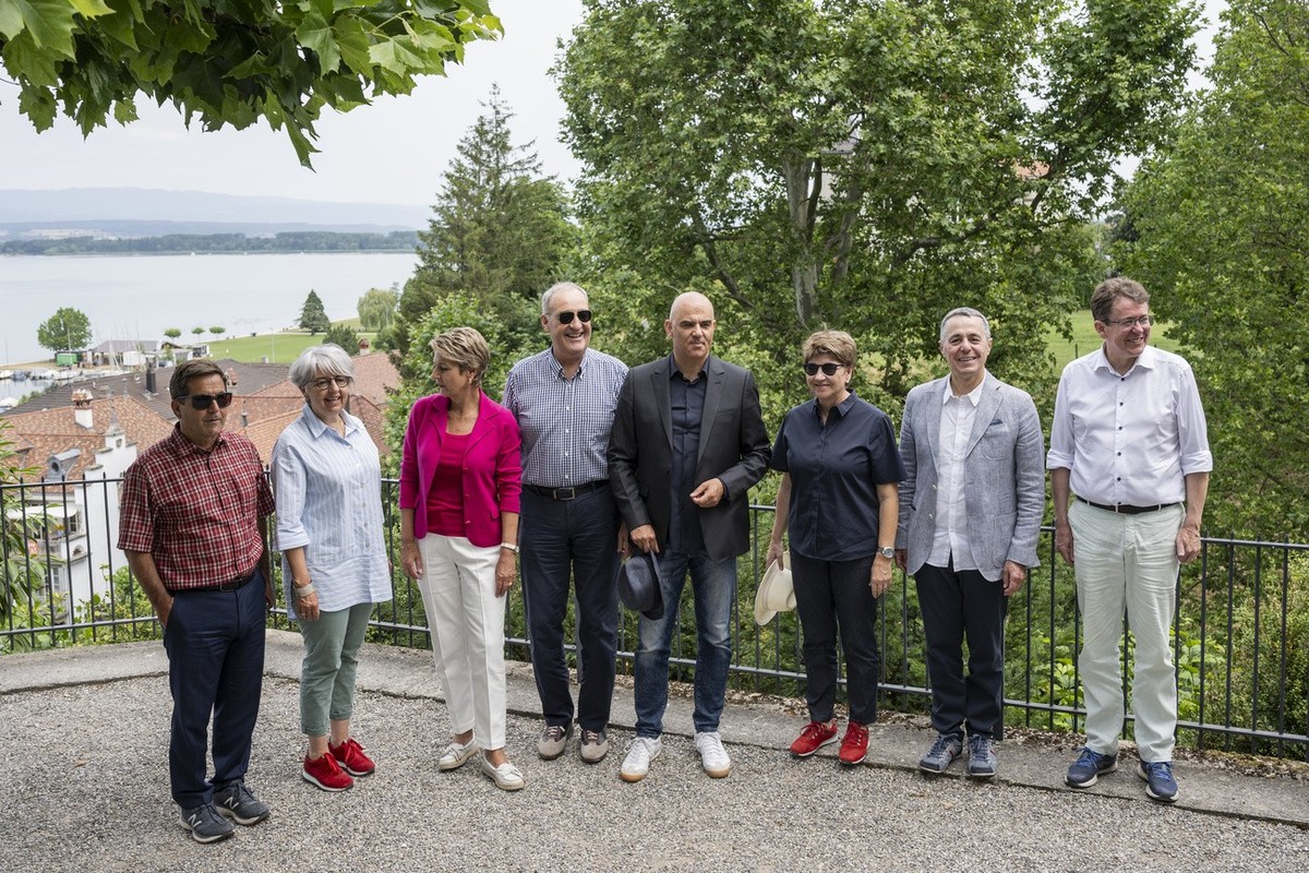 Der Gesamtbundesrat mit Bundeskanzler Walter Thurnherr, den Bundesraetinnen Elisabeth Baume-Schneider und Karin Keller-Sutter, Bundesrat Guy Parmelin, Bundespraesident Alain Berset, Bundesraetin Viola ...