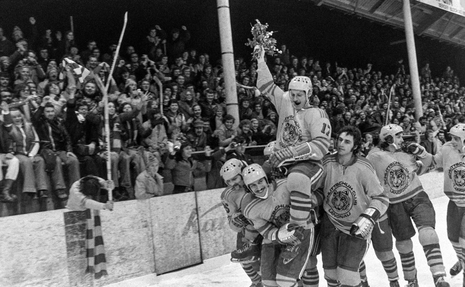 Die Zuschauer und die Spieler des SC Langnau feiern am 2. Maerz 1976 in der Ilfishalle in Langnau nach dem Spiel gegen den EHC Biel den Gewinn des ersten Titels als Schweizermeister. Die Langnauer Spi ...