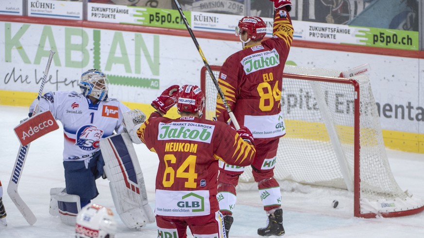 Lions Goalie Niklas Schlegel ist geschlagen, Tigers Benjamin Neukom und Eero Elo, rechts, jubeln, waehrend dem Meisterschaftsspiel der National League, zwischen den SCL Tigers und den ZSC Lions am Die ...