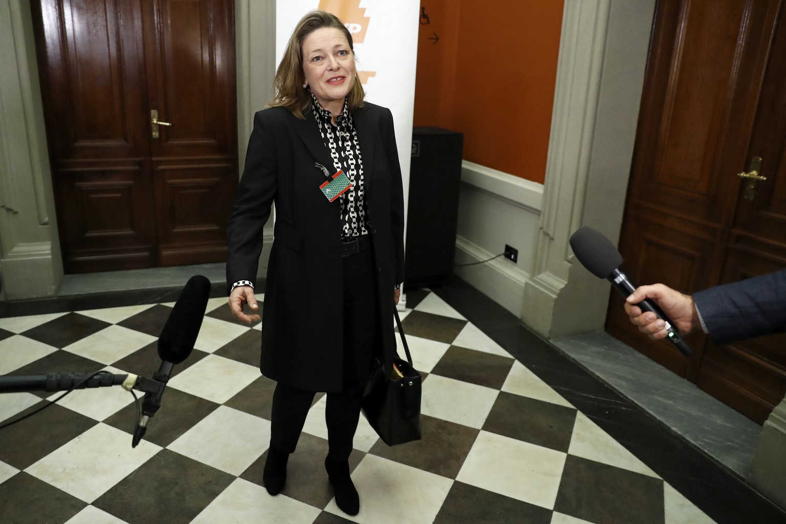 CVP-Bundesratskandidatin Heidi Zgraggen beantwortet Fragen von Journalisten vor den Hearings in der Fraktionssitzung der CVP, am Freitag, 16. November 2018 im Bundeshaus in Bern. (KEYSTONE/Peter Klaun ...