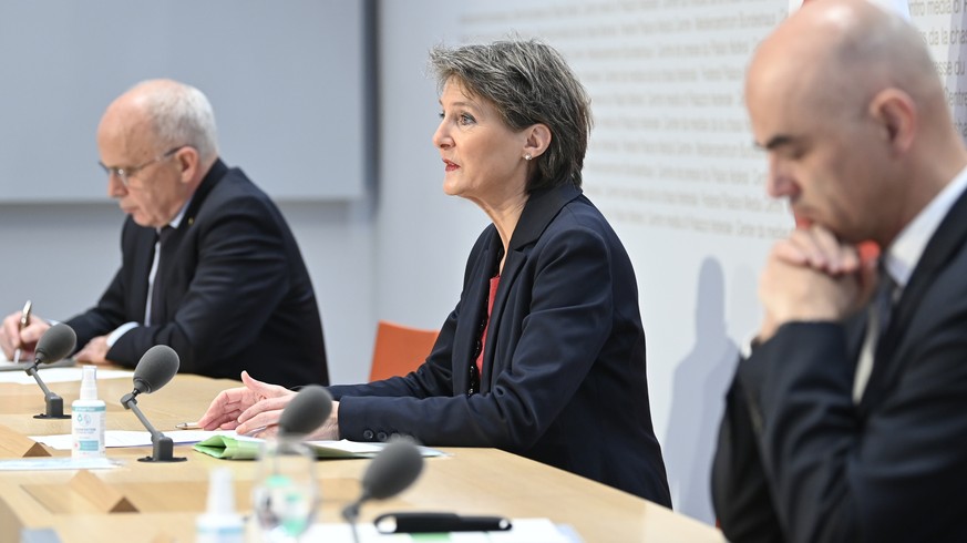 Bundesrat Alain Berset, Bundespraesidentin Simonetta Sommaruga und Bundesrat Ueli Maurer waehrend einer Medienkonferenz des Bundesrates zur aktuellen Lage im Zusammenhang mit dem Coronavirus, am Freit ...